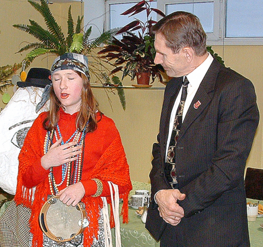 Rihards Melgailis, Vecumnieku novada domes priekšsēdētājs, ieklausās «čigānietes» pareģojumos.