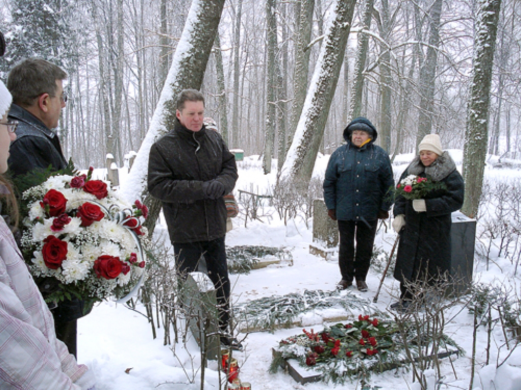 Osvaldam Porietim veltītajā atceres brīdī Stelpes pagasta Steņģu kapsētā piedalījās Osvalda Porieša dzīvesbiedre Vera Poriete (no labās), Vecumnieku pagasta muzeja vadītāja Aloida Baķe, mācītājs Juris Morics un Stelpes pagasta pārvaldes vadītājs Elmārs Jukonis. 