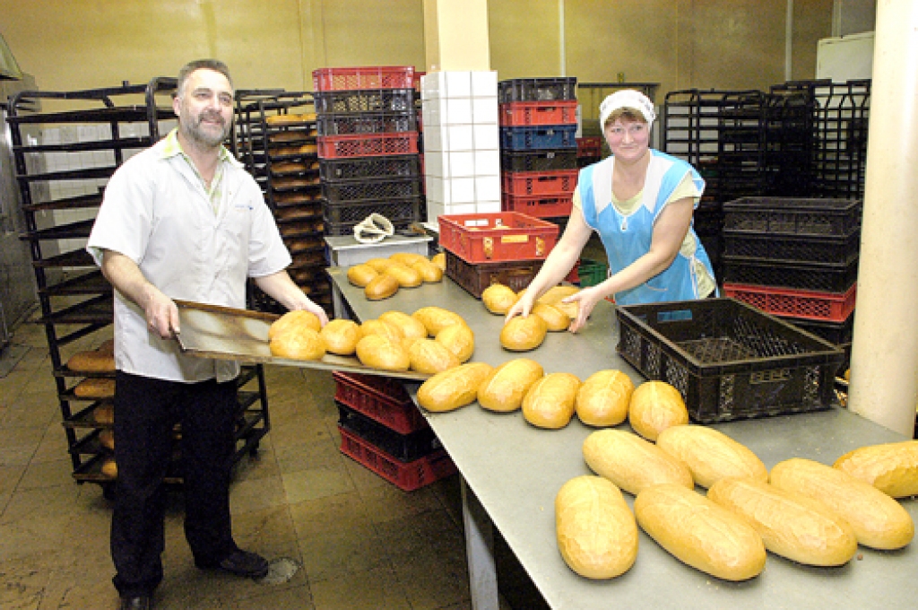 Tikko izceptos baltmaizes klaipus nogādāšanai veikalos kastēs kārto sabiedrības «Bauskas klēts» ceptuves vadītājs Agris Stūris un cepēja Anita Bērziņa.