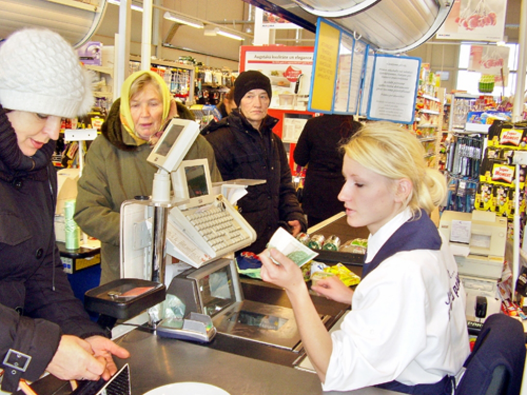 Lielveikalu tīklu «Rimi» un «Maxima» tirgotavās Bauskā jaunā likme jau ieprogrammēta kases aparātos, 1. janvārī pārliecinājās «Bauskas Dzīve».