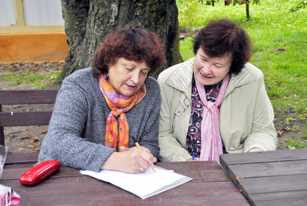 Skolotāja Vija Cerusa (no kreisās) sadarbībā ar kolēģi Marutu Lasmani Dzejas dienā organizēja radošo talantu pēcpusdienu. 