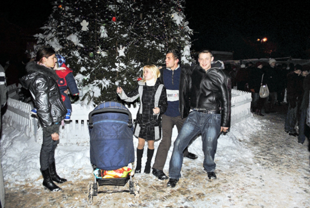 Jauno gadu Rātslaukumā Bauskā sagaidīja arī 2010. gadā dzimuši mazuļi.