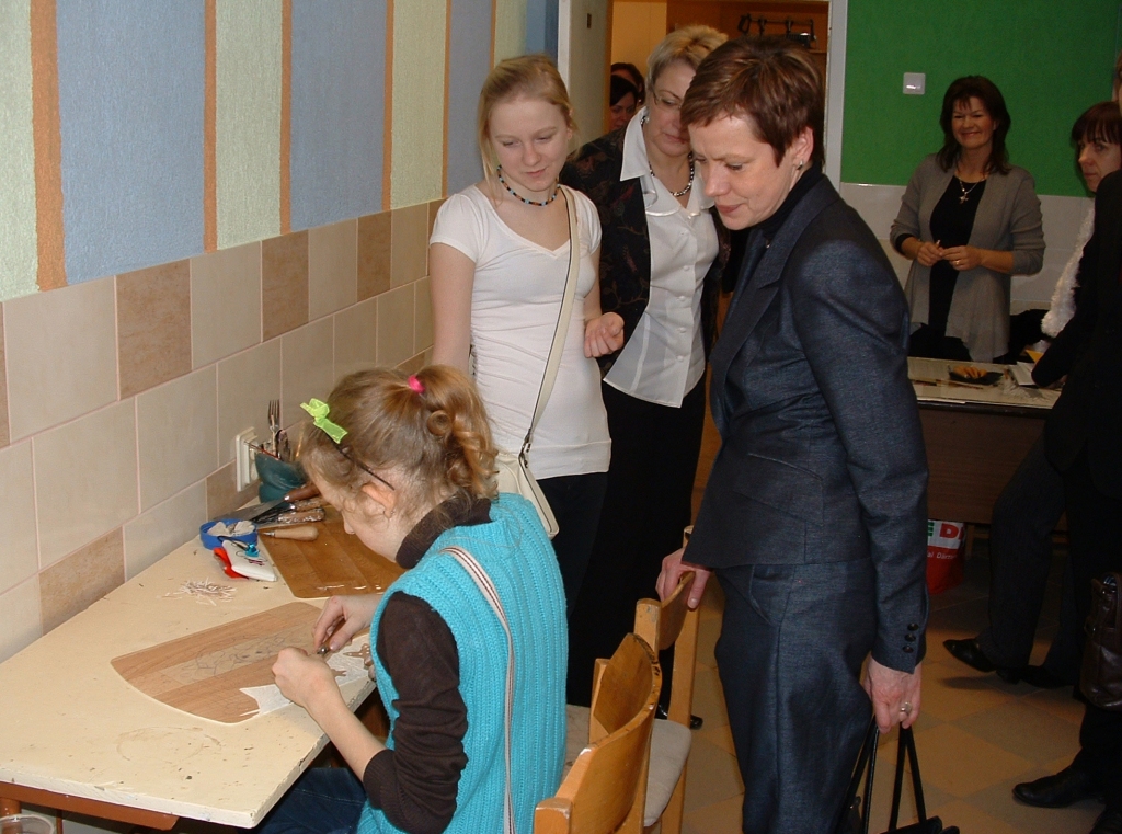 Kultūras ministre Sarmīte Ēlerte apmeklē nodarbības Vecumnieku mūzikas un mākslas skolā.
Autors: Žanna Zālīte