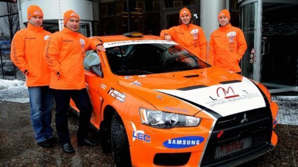 LMT rallija komandas stūrmaņi (no kreisās) Pēteris Dzirkals, Ringolds Bērziņš un piloti Andis Neikšāns un Māris Neikšāns 
Autors: Publicitātes foto.
