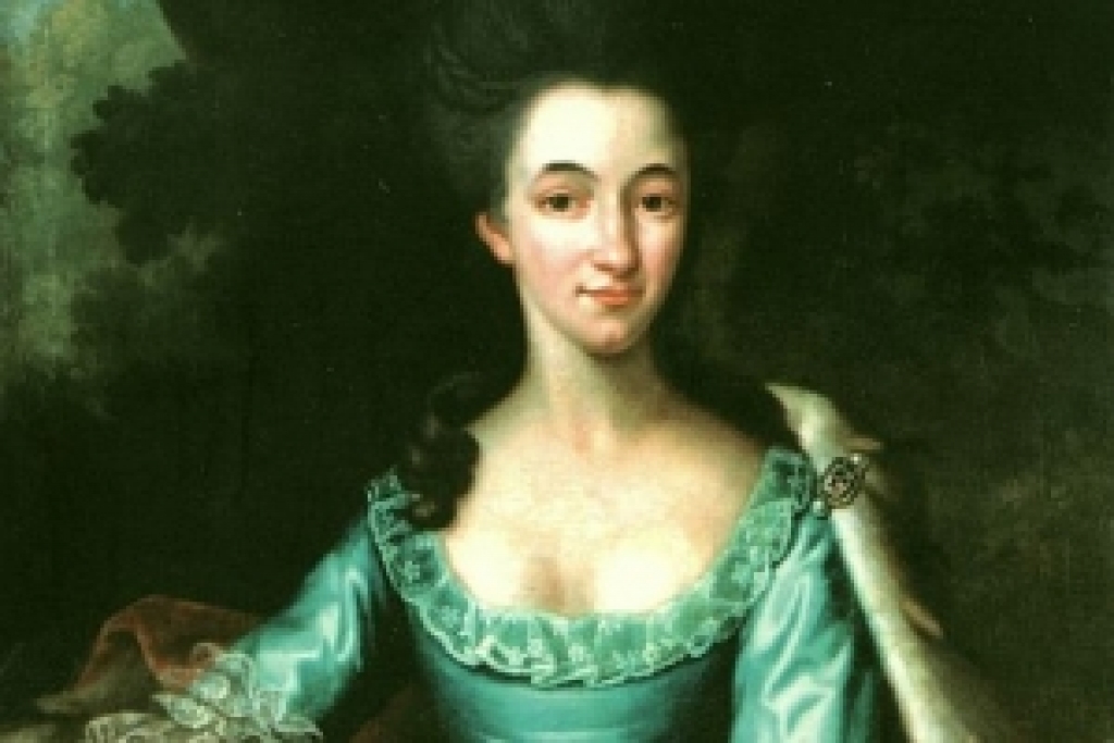 Barizjena gleznotā Annas Šarlotes Dorotejas fon Bīronas portreta fragments. Kā vēsta dažādi avoti, Anna Šarlote Doroteja Bīrona (dzimusi fon Mēdema, 1761.gada 3.februārī, mirusi 1821.gada 20.augustā) bija Kurzemes un Zemgales hercogiene, viena no sava laika izcilākajām un savdabīgākajām personībām Eiropas politiskajā, sabiedriskajā un kultūras dzīvē.  Viņa dzimusi Mežotnes pilī, tēvs - Johans Frīdrihs fon Mēdems. Saņēmusi savai kārtai atbilstošu audzināšanu un izglītību, kā arī sabiedrību (literātes un novadnieces Elīzas fon der Rekes pusmāsa). 1779.gada 14.oktobrī saderinājās ar Kurzemes un Zemgales hercogu Pēteri Bīronu, un jau novembrī salaulājās.
Autors: no Rundāles pils muzeja arhīva.