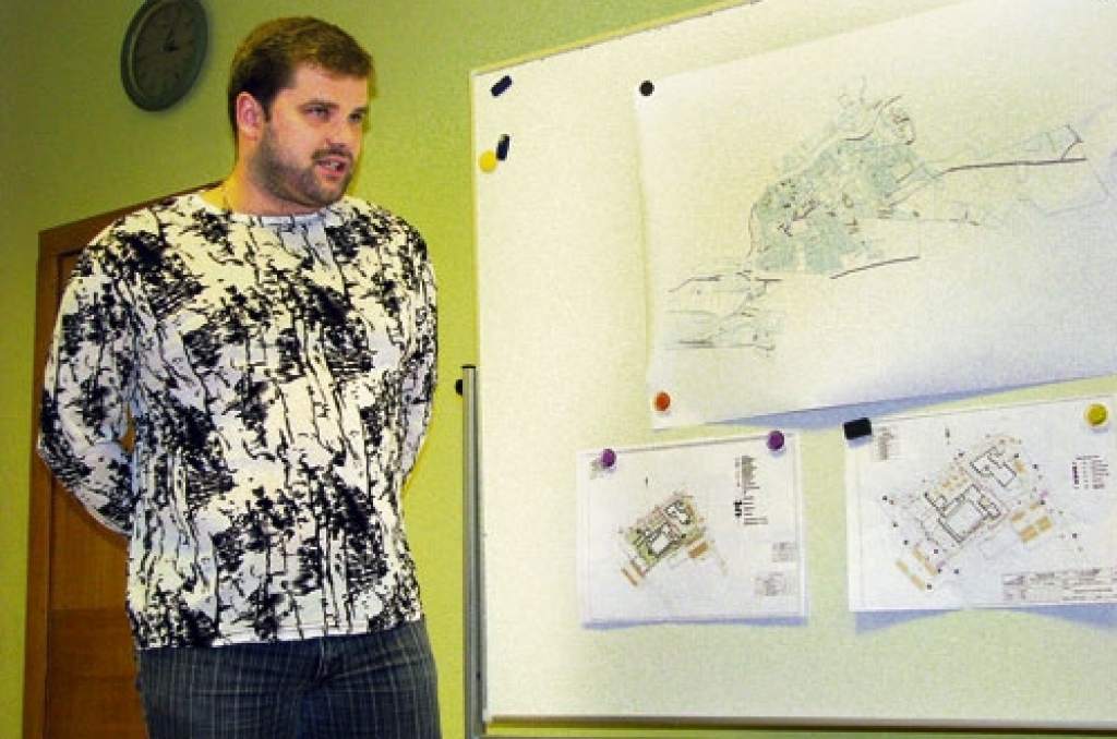 Baseina būvniecību pirms vairākiem gadiem apņēmās z/s Strīķeri. Projektu domē prezentēja z/s «Strīķeri» pārvaldnieks Raivo Tarvāns.
Autors: No «Bauskas Dzīves» arhīva.