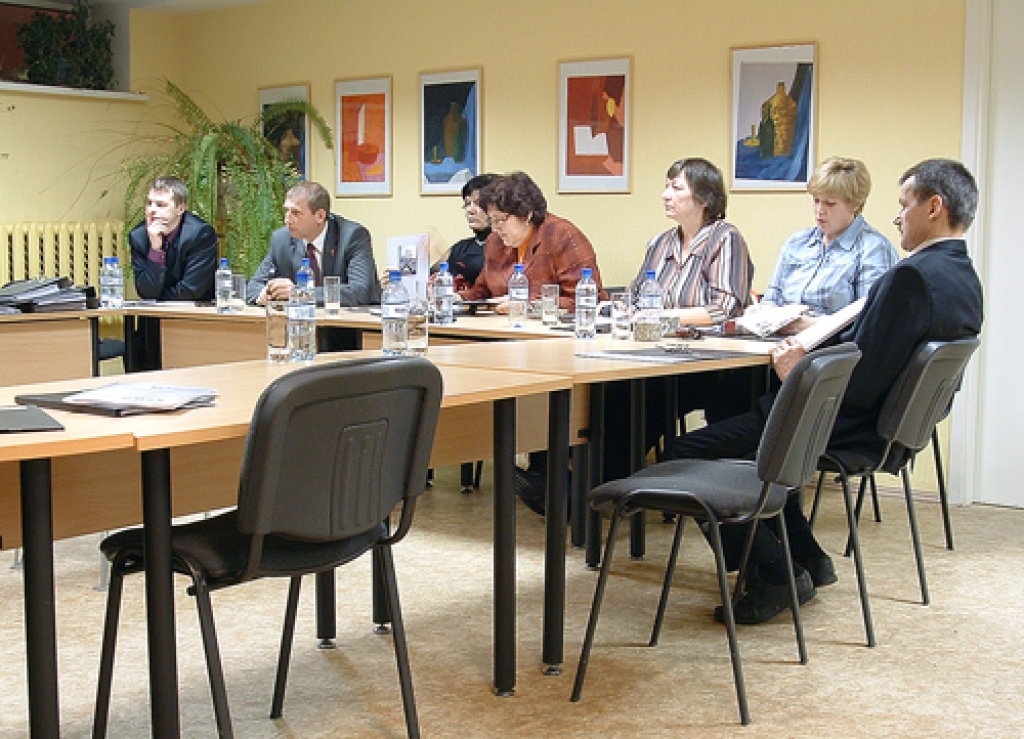 Pirms balsot par budžeta apstiprināšanu 2011. gadam, Vecumnieku novada domes deputāti Mārtiņš Mediņš (no labās), Aiga Saldābola, Anita Smilškalne, Svetlana Vāverniece, Anna Balgalve, Arvīds Zvirbulis un Jānis Strēlis rūpīgi izvērtēja pašvaldības ieņēmumu un izdevumu plānu.
Autors: Žanna Zālīte