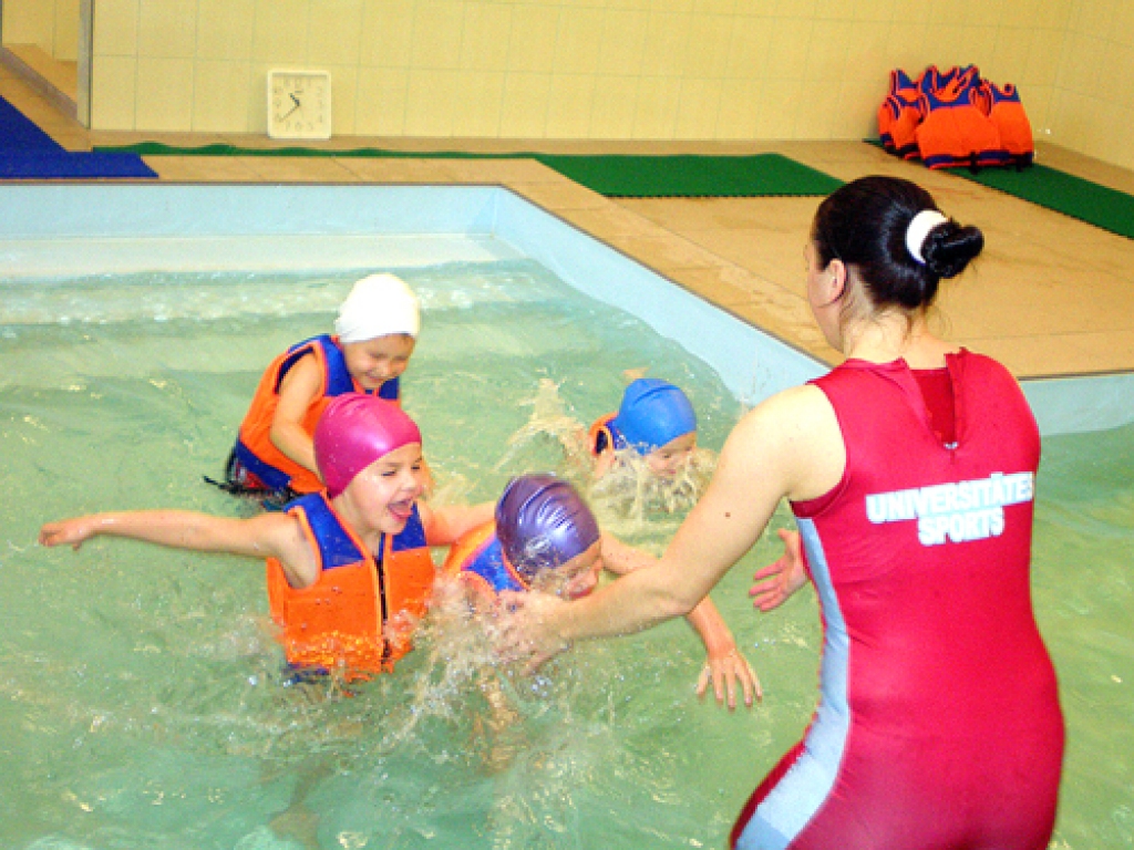 Bērnudārza baseins nav akvaparks, kur var šļakstīties uz nebēdu, bērniem nodarbībās jāapgūst noteiktas prasmes.
Autors: No albuma.