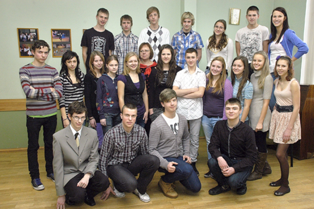 Bauskas 1. vidusskolas 9.a klasē mācās: Toms Donerblics, Ģirts Dreimanis, Matīss Gedvards, Emīls Jātnieks, Edgars Kārkliņš, Ieva Karpoviča, Alīna Komkova, Emīls Lebeiko, Rolands Leveika, Līva Medne, Inita Miglāne, Kristaps Minkevičs, Kristaps Namiķis, Beāte Neikšāne, Sandija Ozoliņa, Marta Petrovska, Lauma Strika, Madara Šmite, Sabīne Urlovska, Elva Vārna, Lelde Vēza, Jānis Voitkevičs, Katrīna Zanda Zeibote, Ričards Zemītis. Fotografēšanās brīdī klāt nebija Laumas Strikas un Elvas Vārnas.
Autors: Ivars Bogdanovs