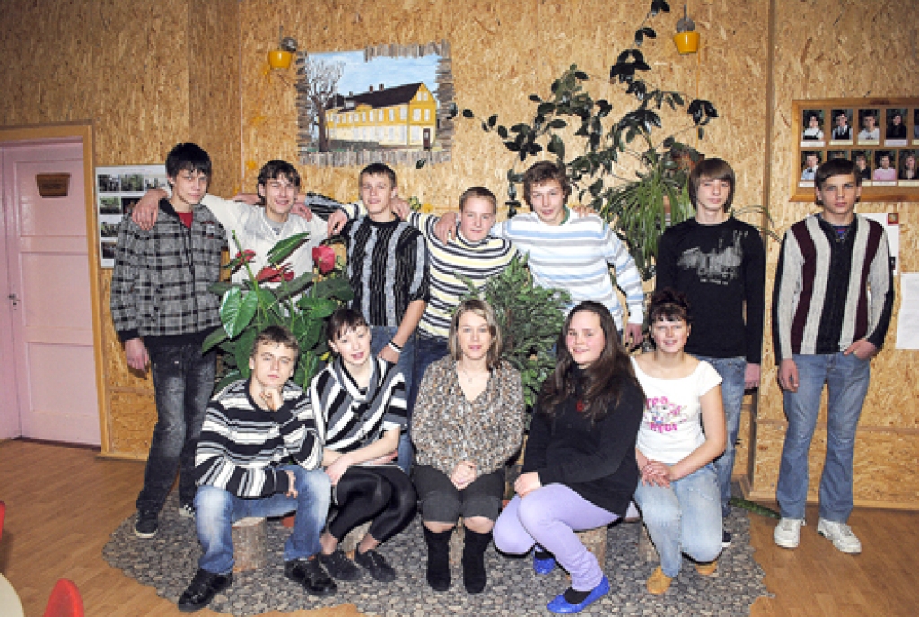 Bārbeles pamatskolas 9. klasē mācās: Emīls Brazovskis, Kristiāna Cīrule, Aļģirds Dievaitis, Nauris Godļevskis, Eduards Lācis, Kirils Mihalkins, Jānis Nātra, Dāvis Penķis, Verners Reķis, Sintija Smiltiņa, Liega Šaliņa. Audzinātāja Gunta Penķe.
Autors: Ivars Bogdanovs