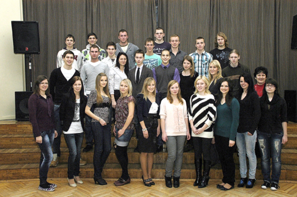 Bauskas 1. vidusskolas 12.a klasē mācās (saraksts pēc alfabēta): Elvijs Artimovičs, Krista Bane, Zanda Baure, Alise Boleiko, Matīss Daračūns, Mārcis Donerblics, Gunta Dručka, Ieva Grigaļūne, Dagars Jespers, Edgars Kirkils, Signe Krūmiņa, Kristaps Kugrēns, Oskars Kursišs, Rihards Mallons, Karolīna Mūrniece, Artūrs Nerets, Kaspars Ozols, Artūrs Toms Plešs, Emīls Pumpurs, Rūta Punka, Anete Putele, Veronika Putinceva, Artūrs Rubins, Linda Strautzele, Terēze Strazdiņa, Miks Strazdiņš, Signe Vaisūne, Agnese Vanaga, Toms Vilks, Mārcis Žabovs. Fotografējoties klāt nebija Edgara Kirkila, Alises Boleiko, Riharda Mallona.
Autors: Ivars Bogdanovs