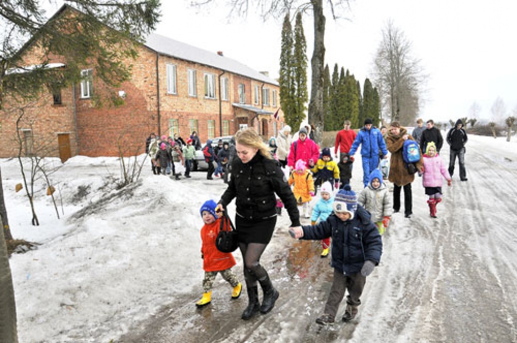 Kurmenes pagastā ir divas teicami atjaunotas skolas ēkas, bet trūkst bērnu.
Autors: No laikraksta «Bauskas Dzīve» arhīva.