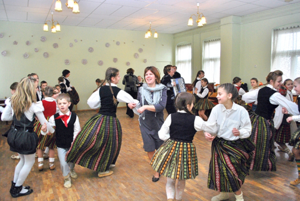 Gaidot žūrijas lēmumu, visi konkursa «Lakstīgala» dalībnieki gāja rotaļās. Vidū – Bauskas 1. vidusskolas skolotāja Daina Ārmane. 
Autors: Uldis Varnevičs