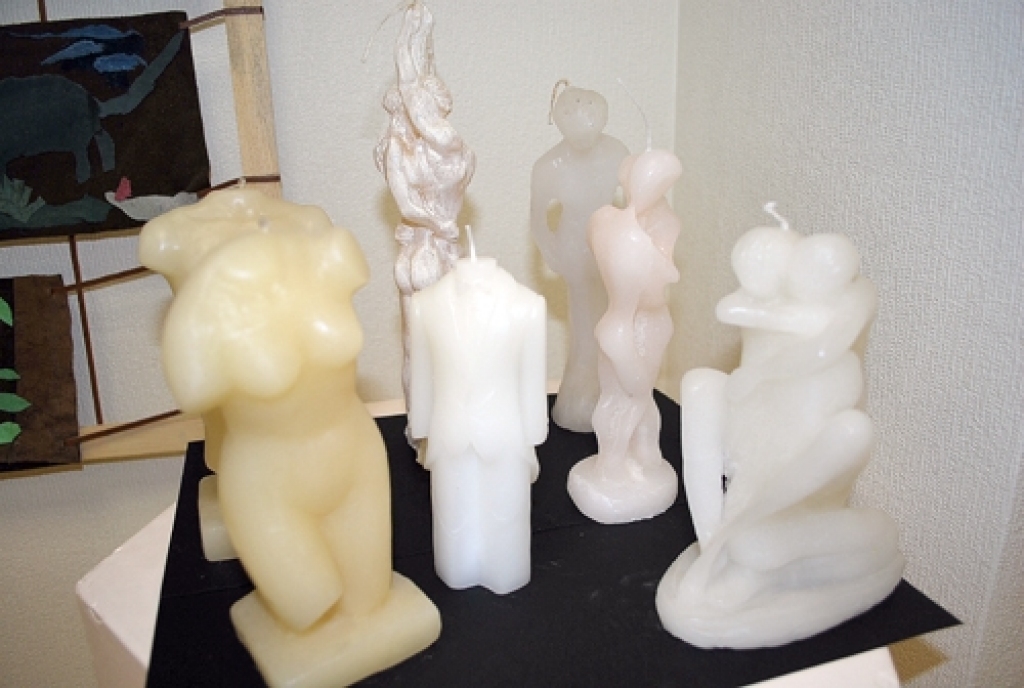 Baltās sveces ir veltītas ļoti dažādām tēmām. 
Autors: Uldis Varnevičs