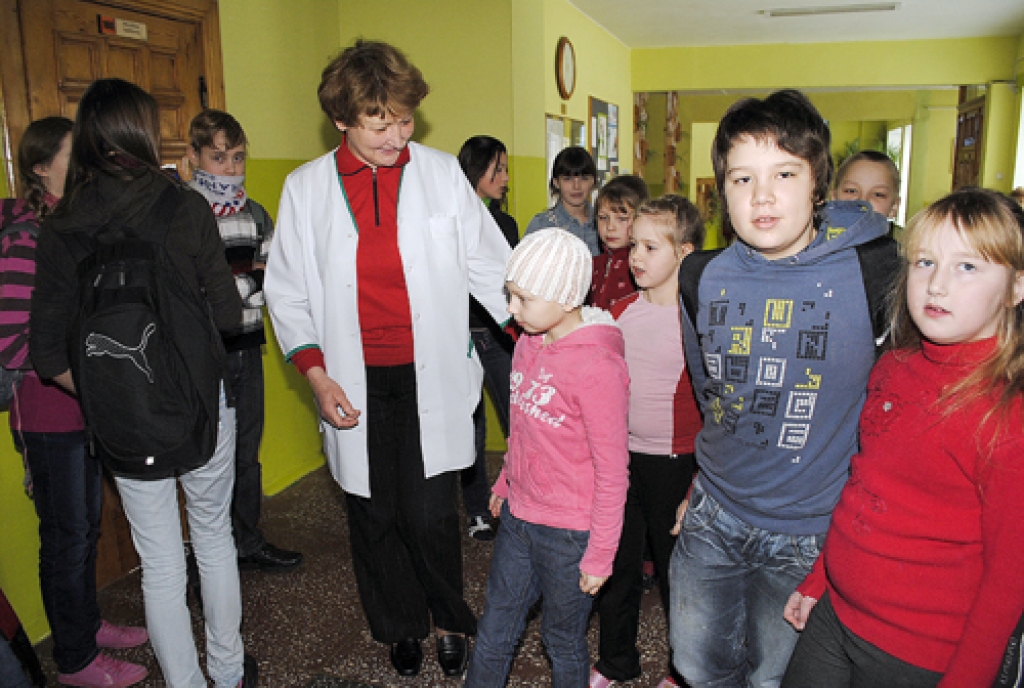 Medicīnas māsa Ināra Sujeta Īslīces vidusskolā katru dienu audzēkņiem atgādina, ka centīgi jāmazgā rokas, bet, jūtoties slimam, jāpaliek mājās, lai neatnestu kaiti uz skolu.
Autors: Juris Iļņickis