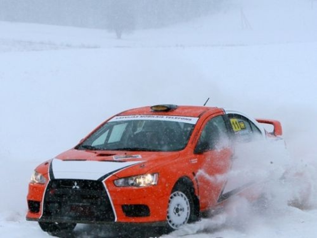 Andis Neikšāns/Pēteris Dzirkals ar jauno automašīnu
Autors: www.romasfoto.com