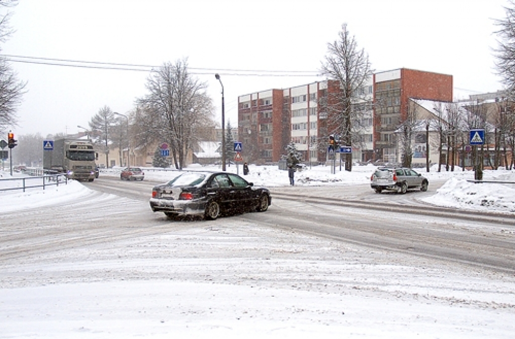 Putenis pagājušās nedēļas nogalē sagādājis jaunu darba cēlienu Iecavas novada ceļu tīrītājiem, kurus šoziem iedzīvotāji vairāk slavē nekā peļ.
Autors: Ivars Bogdanovs