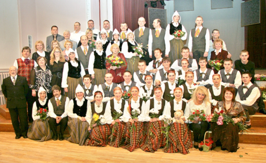 Jauniešu deju kopas «Code» esošo un bijušo dalībnieku kopbilde.
Autors: Ivars Kalniņš