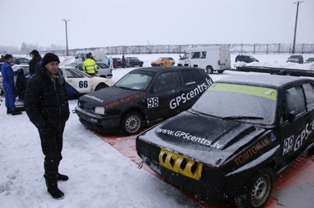 Mūsas trasē pirms sacīkstēm stelpietis Sandis Neimanis vēl pie sava kārtīgi saķīlētā auto – numurs 98. 
Autors: Ivars Bogdanovs