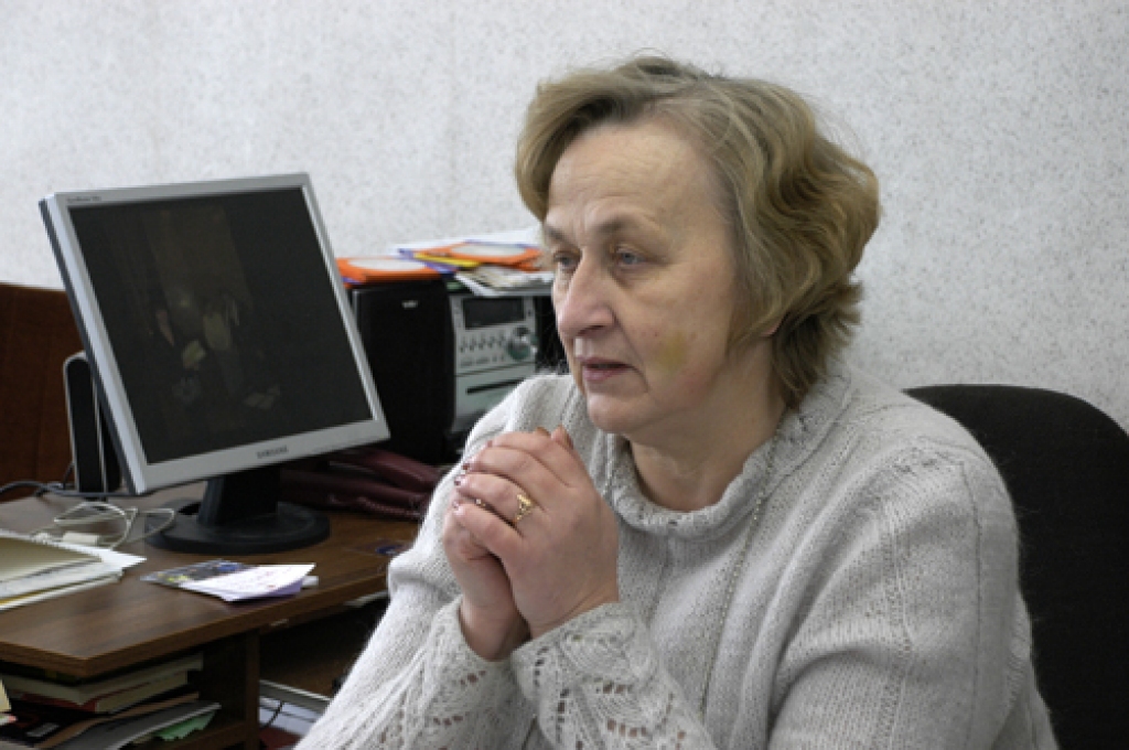 «Nav korekti mūsu skolu salīdzināt pēc tiem pašiem kritērijiem kā pārējās skolas. Cik daudz reižu no kolēģiem esmu dzirdējusi: «Netiekam ar to bērnu galā, sūtam, Sarmīt, viņu pie tevis!» Un mēs strādājam, mācāmies, mokāmies, bērns iegūst vismaz kaut kādu izglītību un dzīvē nepazūd. Kur tagad būs vieta šādiem, citādākiem bērniem?» vaicā Mežotnes internātvidusskolas direktore Sarmīte Ulnicāne. 
Autors: Ivars Bogdanovs