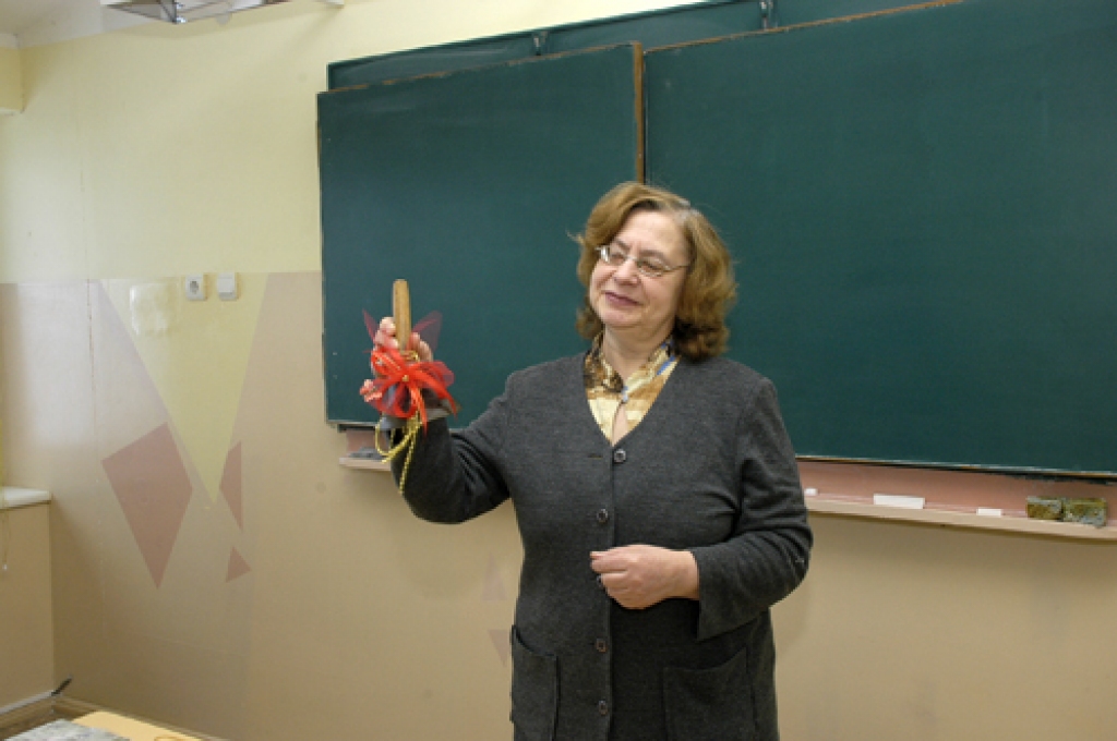 Jaunsaules skolai ir 170 gadu ilga vēsture. Vai tās liecinieks – skolas zvans – pasniedzējas Genovaites Sobačevskas rokās uz pirmo septembri Jaunsaulē bērnus šoruden aicinās? 
Autors: Ivars Bogdanovs