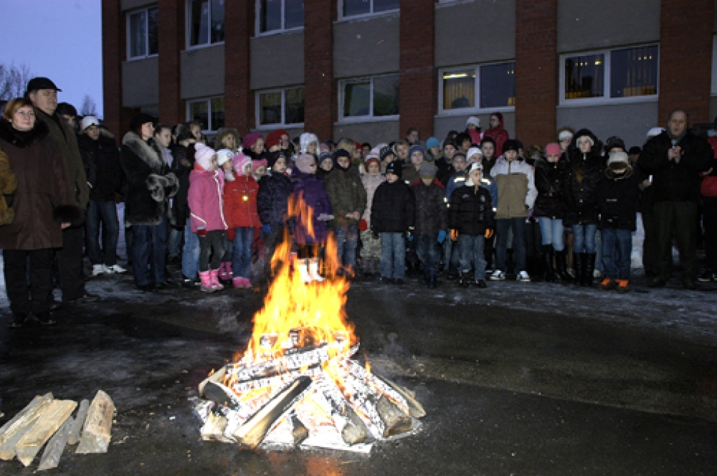Ceturtdienas rītā atmiņu ugunskurs iegailējās Bauskas pamatskolas pagalmā. Visu deviņu klašu audzēkņi, skolotāji, tehniskie darbinieki pulcējās ap to, lai uzklausītu atmiņu stāstījumus, dziedātu kopā ar folkloras kopu «Dreņģeri». 
Autors: Ivars Bogdanovs