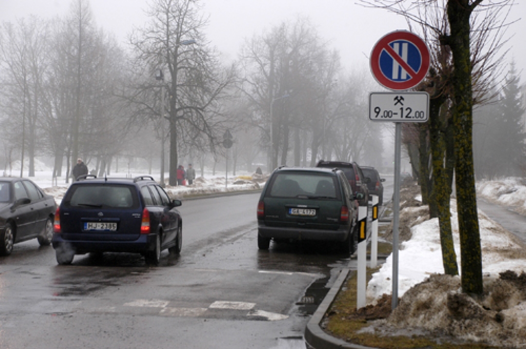 Ceļa zīme «Pāra datumos stāvēt aizliegts» ar papildplāksnīti «Zīmes  darbības laiks darbdienās no plkst. 9. līdz plkst. 12» uzstādīta Dārza ielā posmā no veikala «Maxima» līdz Salātu ielai un Salātu ielas posmā no Dārza ielas līdz Vītolu ielai.
Autors: Ivars Bogdanovs