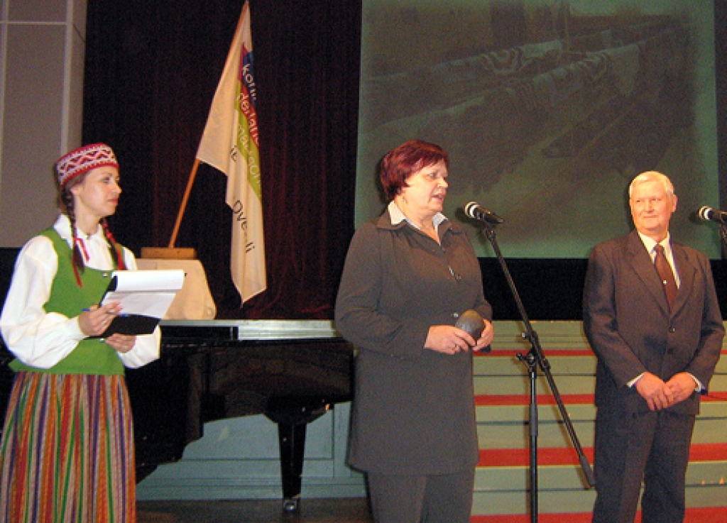 KNHM fonda balvu saņem rundālieši - Rundāles novada projekta «Entuziasti» vadītāja Solveiga Ikerte (vidū) un Arvīds Pēkalis no novada projektu vērtēšanas komisijas. No kreisās – Laura Ārente, ikdienā Rundāles novada domes sabiedrisko attiecību un projektu speciāliste, sarīkojumā Lielvārdē – viena no tā vadītājām.
Autors: I. Bramane