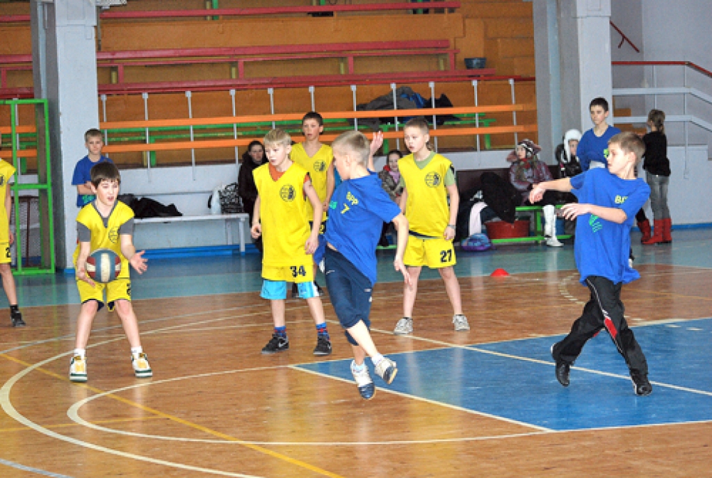 Bauskas 2. vidusskolas puiši (dzeltenos tērpos) tautas bumbas finālā uzvarēja Bauskas pilsētas pamatskolas komandu. 
Autors: Uldis Varnevičs