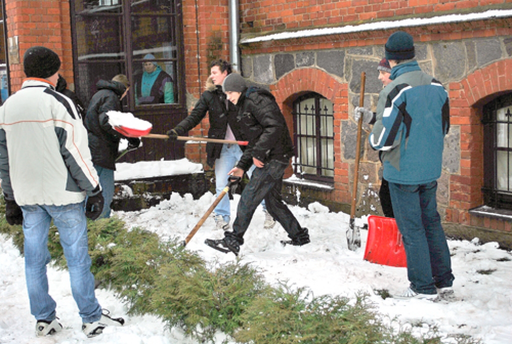 Skaistkalnes vidusskolas skolēni piedalās sniega novākšanas talkā. 
Autors: Uldis Varnevičs