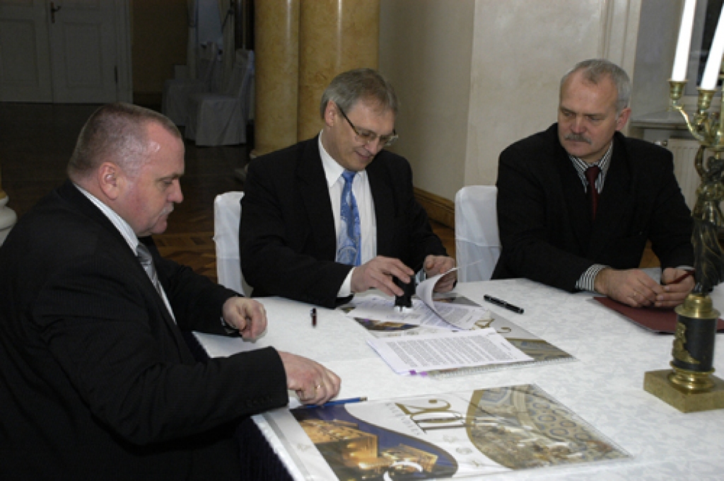 Bauskas un Rundāles novadu vadītāju Valda Veipa un Aivara Okmaņa paraksti ir drošs garants tam, ka maija beigās gājēju tilts pāri Lielupei būs. Līdzdalību šī projekta īstenošanā ar savu parakstu apliecina arī VNĪ valdes priekšsēdētājs Jānis Komisārs. 
Autors: Ivars Bogdanovs