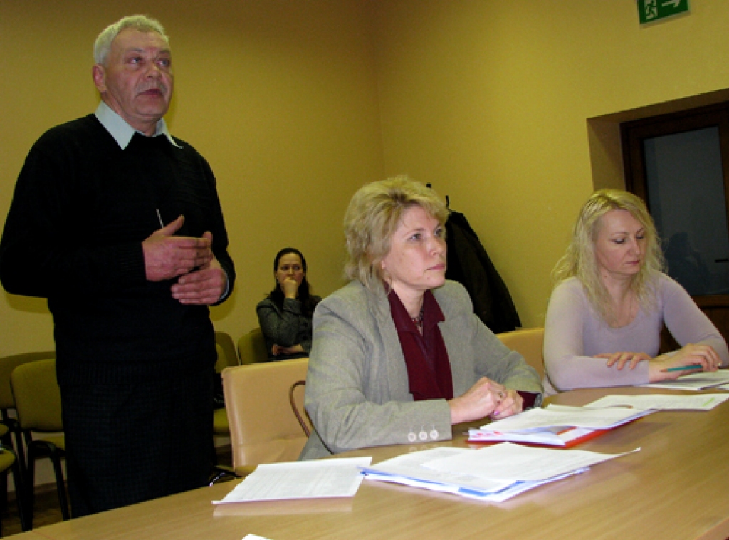 «Kas notiks ar ēku, ar aprīkojumu, ja skolu slēgs? Par to es šeit neko neesmu dzirdējis,» tā par iespējamo Jaunsaules pamatskolas slēgšanu teic Vecsaules pamatskolas direktors Egons Brazauskis. Viņā ieklausās izglītības pārvaldes vadītāja Aija Spriņķe un grāmatvede Zaiga Kārkliņa. 
Autors: Vilnis Auzāns