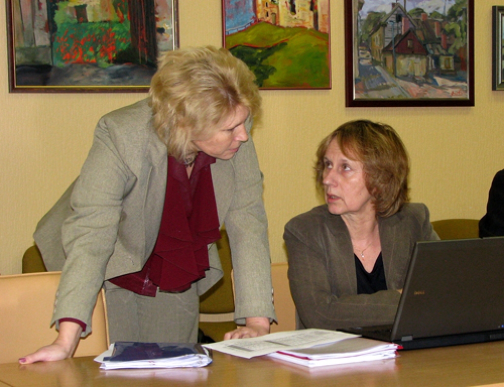  Par pedagogu mēneša darba algas likmēm pirms komitejas sēdes Bauskas novada Izglītības pārvaldes vadītāja Aija Sprinķe (no kreisās) diskutē ar izpilddirektori Dagniju Ludriku.
Autors: Vilnis Auzāns