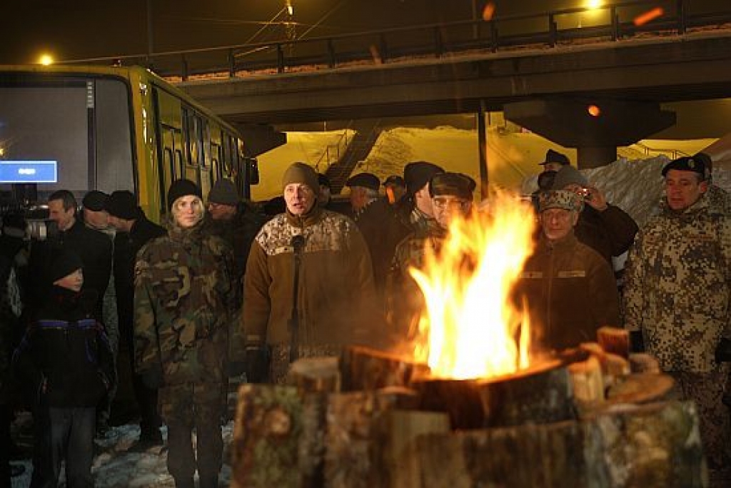 Zaķusalā pērn pie piemiņas ugunskura, atceroties 1991.gada barikāžu laikus, pulcējās pāris simti cilvēku.
Autors: diena.lv