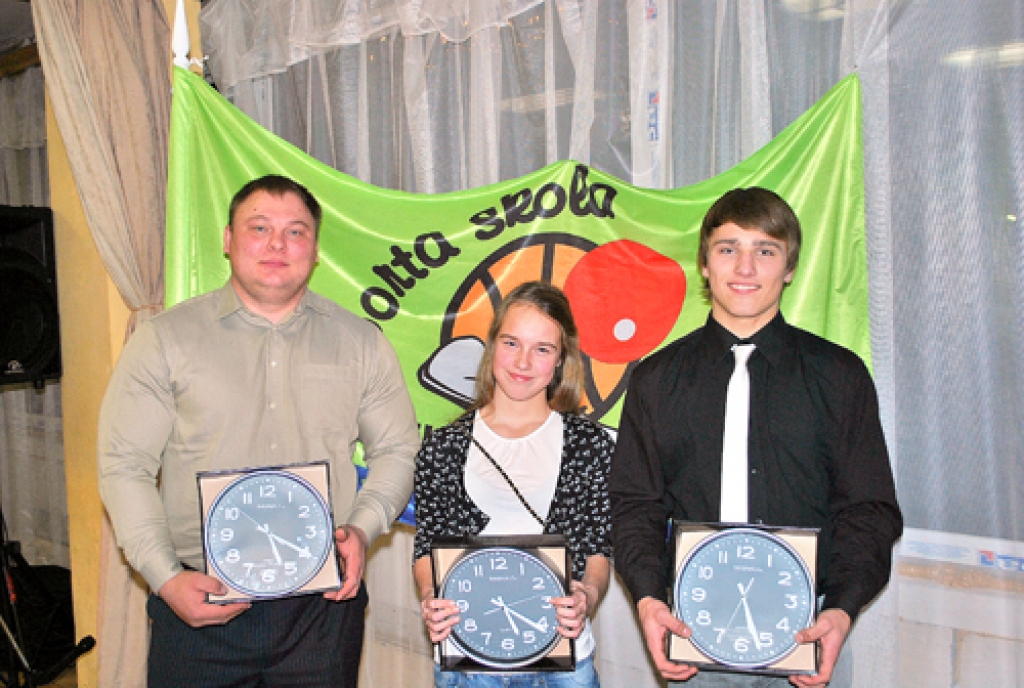 Uz jaunā sporta skolas «Dartija» karoga fona Iecavas novada nominācijas «Gada sportists 2010» saņēmēji Andrejs Mūrnieks, Alise Pluce un Rūdolfs Tonigs. Klāt nebija Roalda Cildermaņa.
Autors: Uldis Varnevičs