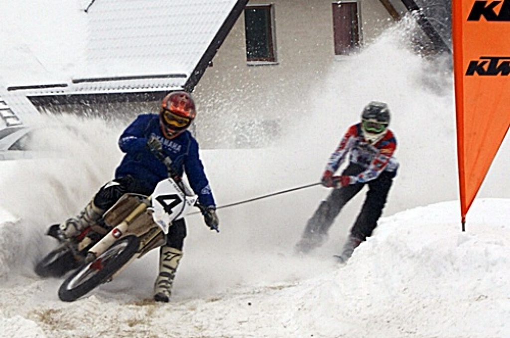 Andris Štendenbergs šogad skijoringā startē uz motocikla. 
Autors: Foto no Andra Štendenberga albuma.