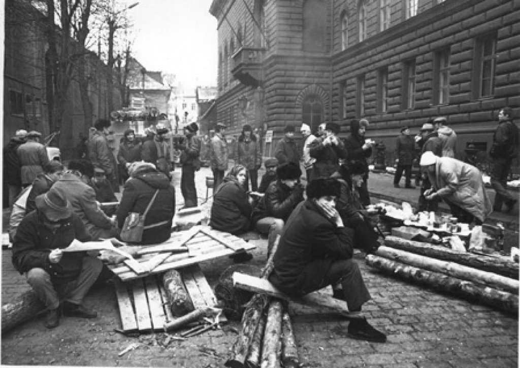 1991. gads. Barikādes pie LR Augstākās padomes (tagadējās Saeimas) ēkas.
Autors: no Latvijas Kara muzeja arhīva