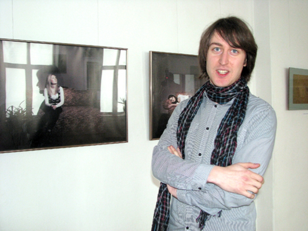 Fotogrāfs Asatuurs Keim Bauskas novadpētniecības un mākslas muzejā pie savu fotogrāfiju cikla «Istaba».
Autors: Vilnis Auzāns