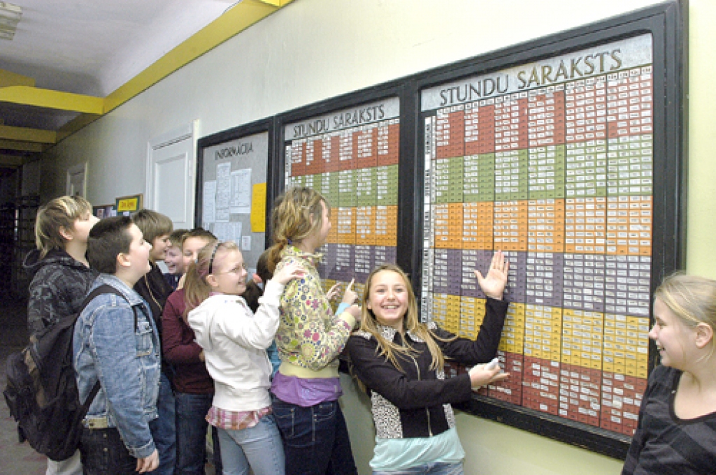 Stundu saraksts izpētīts, izmaiņas uzzinātas, nu tikai jāsaņemas vairākus mēnešus garam mācību cēlienam. Tā spriež Bauskas 1. vidusskolā 6. janvāra rītā sastaptie audzēkņi.
Autors: Ivars Bogdanovs