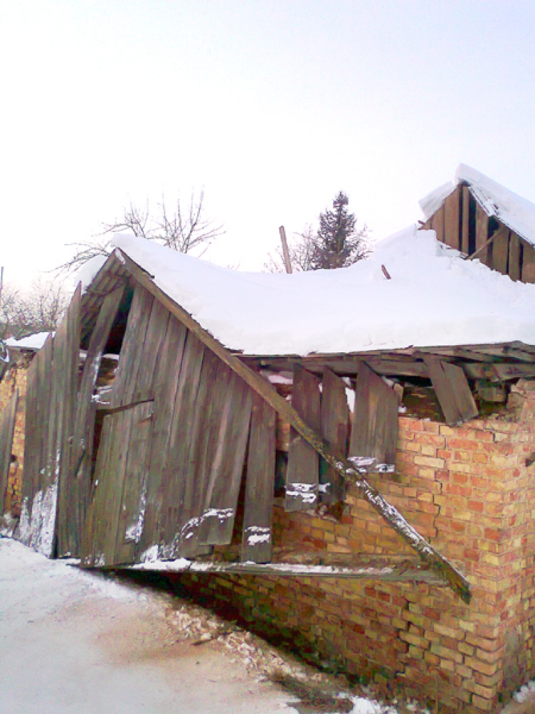 Zem sniega svara sabrucis kāda sen celta šķūņa jumts.
Autors: Aculiecinieka foto