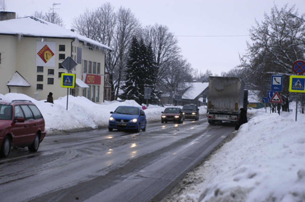 Lielākais projekts Iecavā šogad, visticamāk, būs Rīgas ielas, šosejas A-7, rekonstrukcija, kuras laikā apbraucamie ceļi līkumos viscaur un apkārt ciematam.
Autors: Ivars Bogdanovs