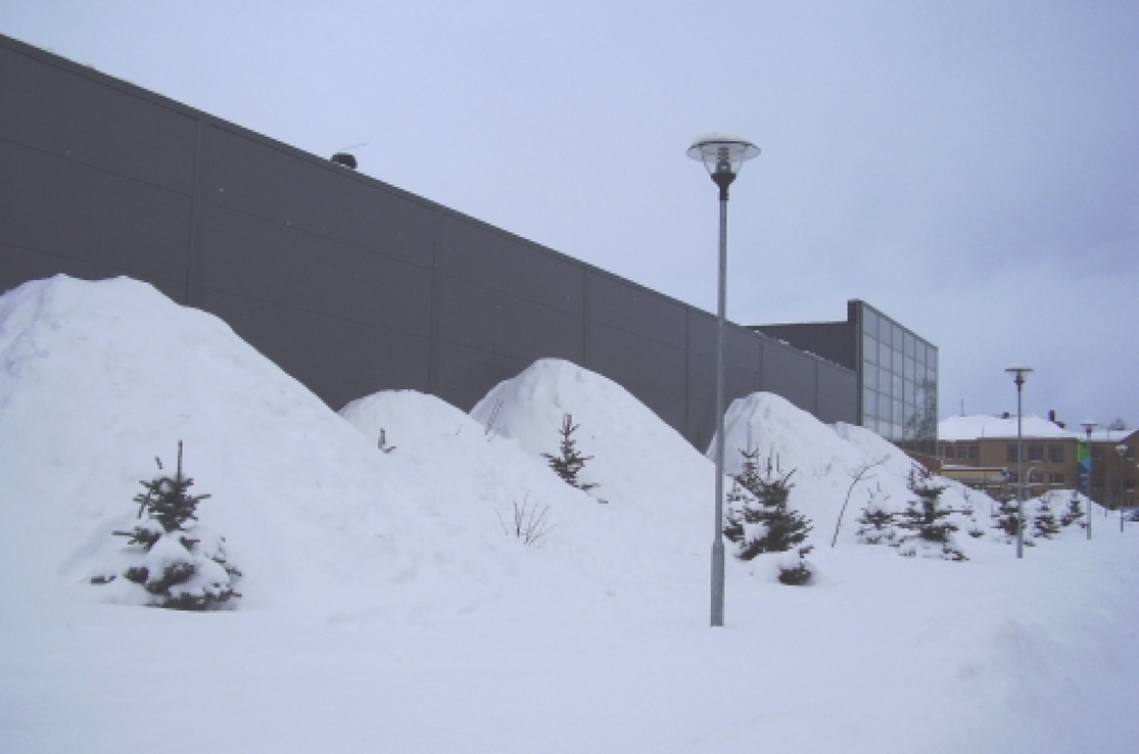 Sniegs notīrīts no lielveikala «Rimi» ēkas jumta.
Autors: no «Bauskas Dzīves» arhīva.