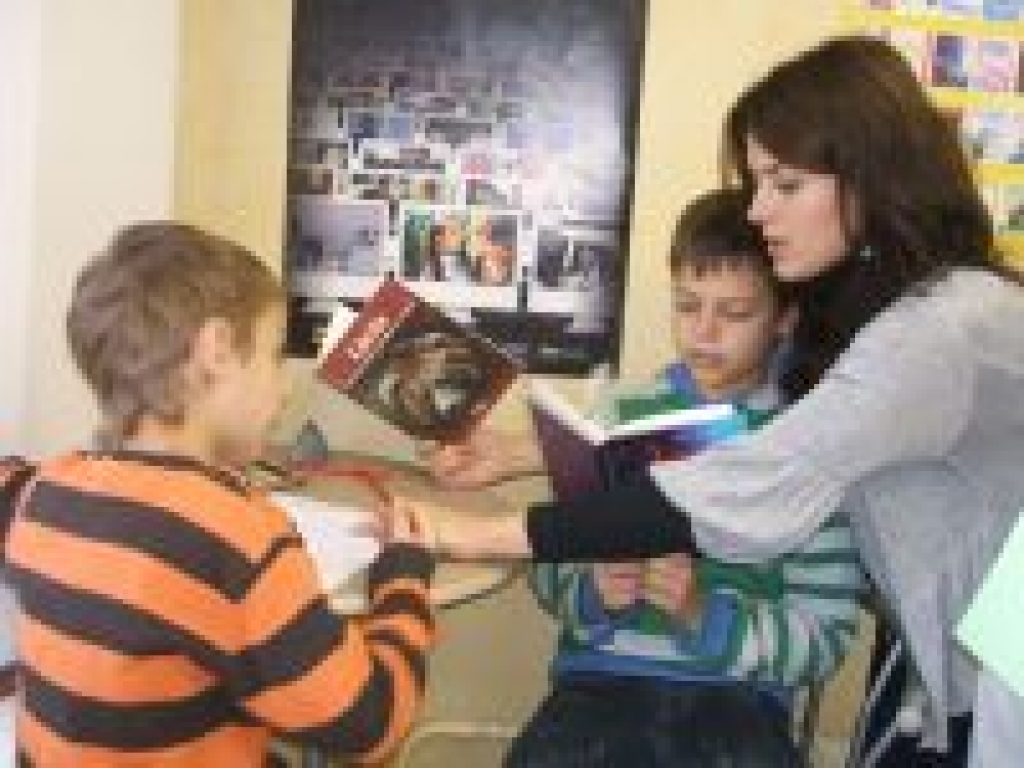 Mazo lasītāju klubiņā «Lācēna bibliotēka», kopā ar bibliotekāri Kristīni Čakāni.
Autors: no Bauskas centrālās bibliotēkas arhīva.