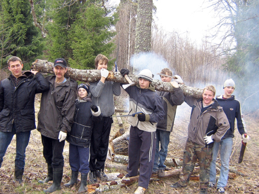 Pavasara talka pie Bārbeles sēravota, kur piedalās arī deputāts V. Rusiņš.
Autors: no albuma