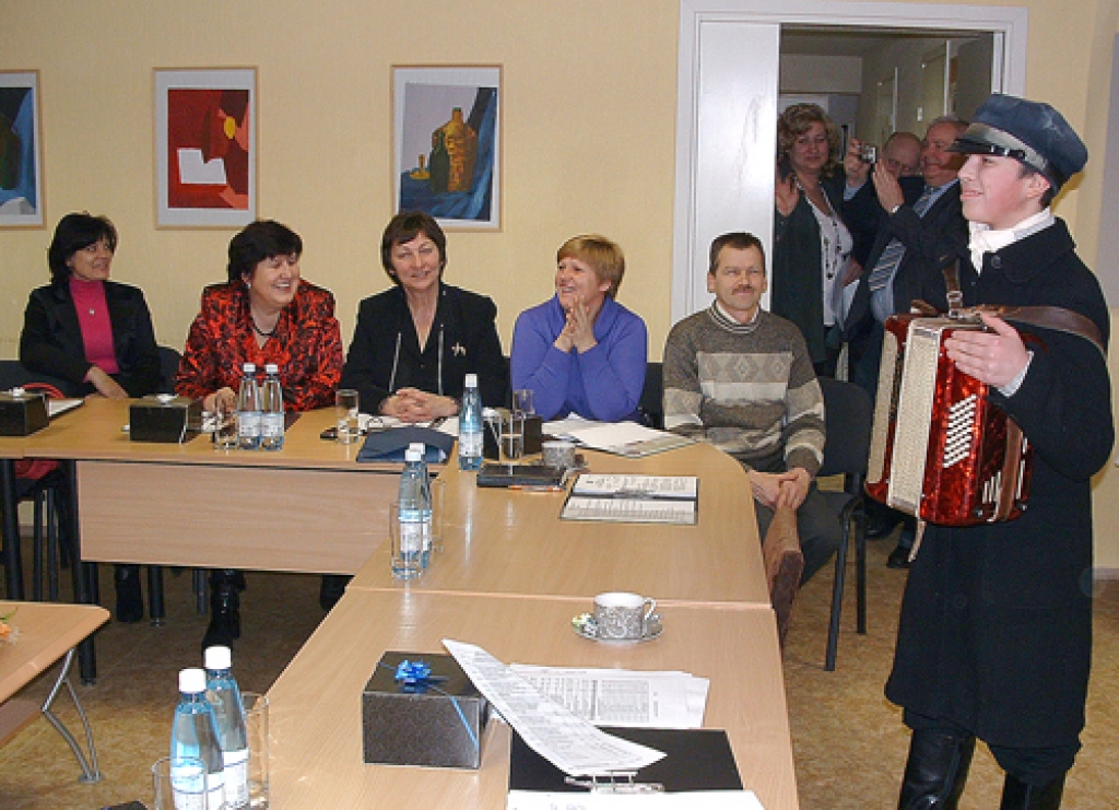 Budēļi no Skaistkalnes vidusskolas ar jautru priekšnesumu izklaidēja 2010. gada pēdējā sēdē sapulcējušos Vecumnieku novada domes deputātus. Notiekošajam līdzi seko Anna Balgalve (no kreisās), Svetlana Vāverniece, Anita Smilškalne, Aiga Saldābola un Mārtiņš Mediņš.
Autors: Žanna Zālīte