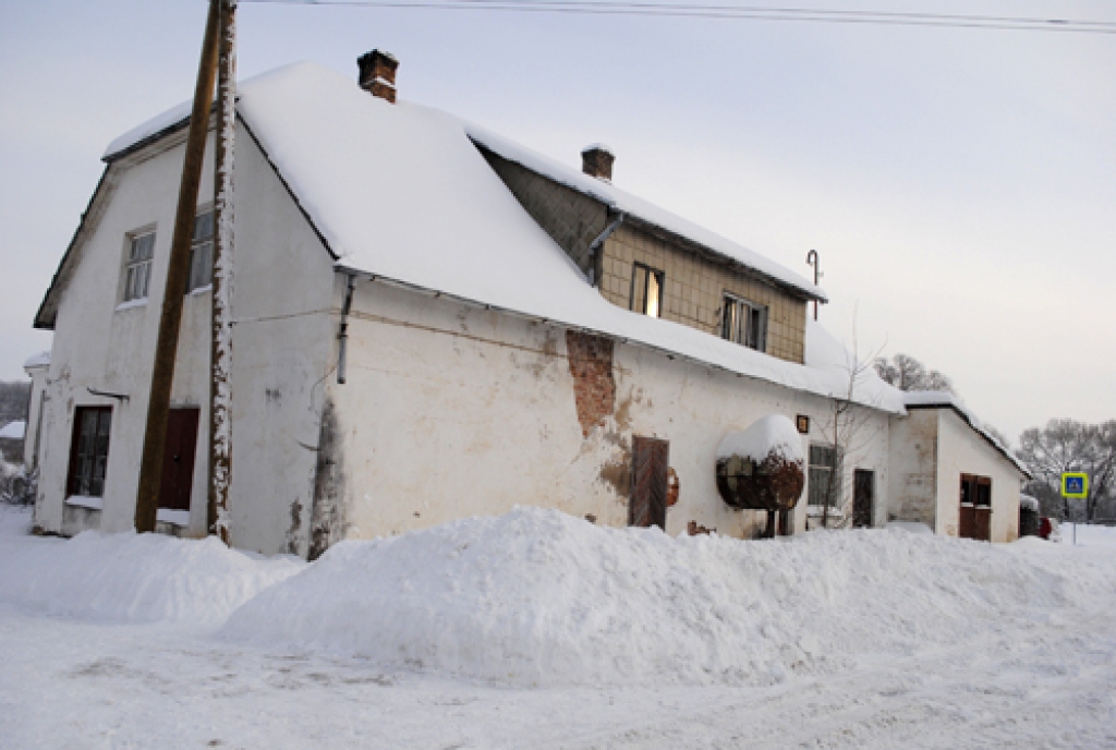 Kādreizējā pienotava atrodas netālu no Rundāles pils muzeja, līdzās automašīnu stāvlaukumam un viesu namam «Baltā māja».
Autors: Juris Iļņickis