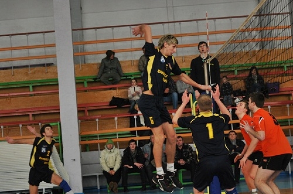 Svētdien, 27. februārī, mājas spēlē sporta namā «Mēmele» volejbola klubs «Rundāle-Bauska» ar rezultātu 3:1 (20;24;-19;22) pārspēja viesus «Daugavpils BJSS» komandu. 
«Pirmās līgas sezona diemžēl ir beigusies. Otrajā aplī sakārtojām spēli,...
Autors: Uldis Varnevičs