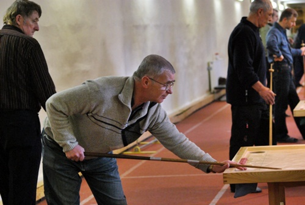 Bauskas novada sporta bāzē sestdien, 12. februārī notika Bauskas novada atklātā novusa čempionāta individuālajās spēlēs pirmā kārta, kurā tika noskaidroti desmit spēlētāji, kas pievienosies sešiem labākajiem novusistiem šīs nedēļas nogalē...
Autors: Uldis Varnevičs