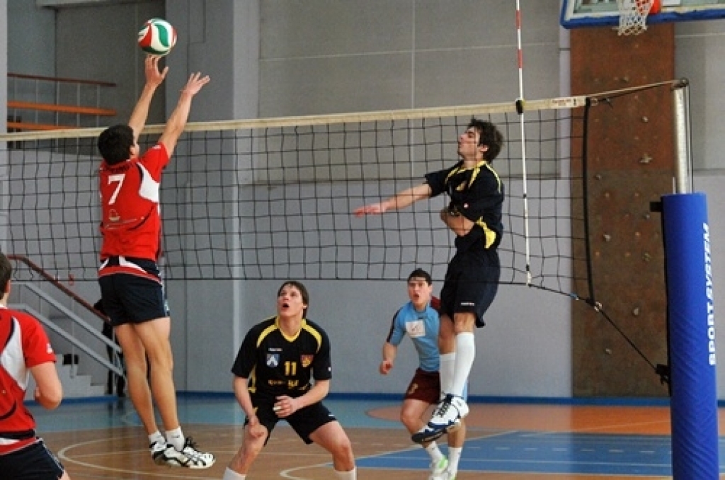 Skaistu spēli savās mājās līdzjutējiem rādīja volejbola klubs «Rundāle-Bauska», kas 6. februārī sporta namā «Mēmele» pārspēja «Kuldīgas NSS» komandu ar 3:2. 

«Rundāle-Bauska» turpina cīnīties par astoto vietu Latvijas volejbola 1. līgas...
Autors: Uldis Varnevičs