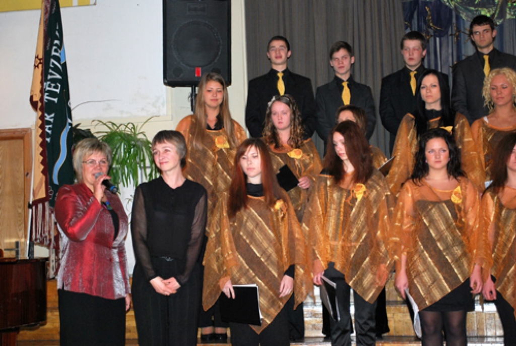 Bauskas 1.vidusskolā šī gada izlaiduma klašu audzēkņiem žetonu vakars bija 4.februārī. Savukārt sestdien, 5.februārī, dažādu gadu absolventi Bauskas 1.vidusskolā tikās salidojumā. Ieskatu tikšanās vakara gaitā sniedz šī fotogalerija.